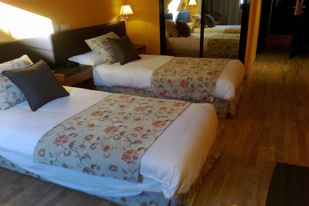 Aeropuerto Madrid Torre Hogar Premium Hotel ตอร์เรคอน เด อาร์ดอซ ภายนอก รูปภาพ