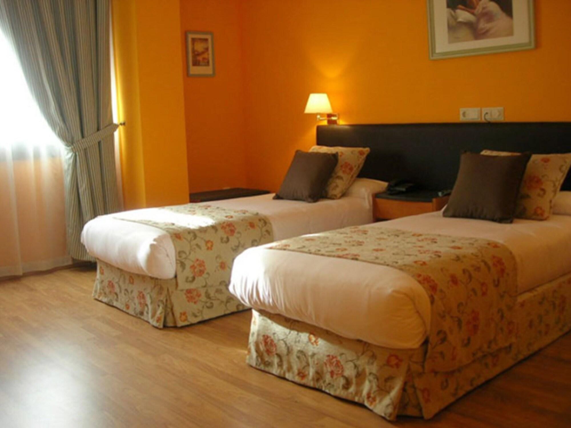 Aeropuerto Madrid Torre Hogar Premium Hotel ตอร์เรคอน เด อาร์ดอซ ภายนอก รูปภาพ
