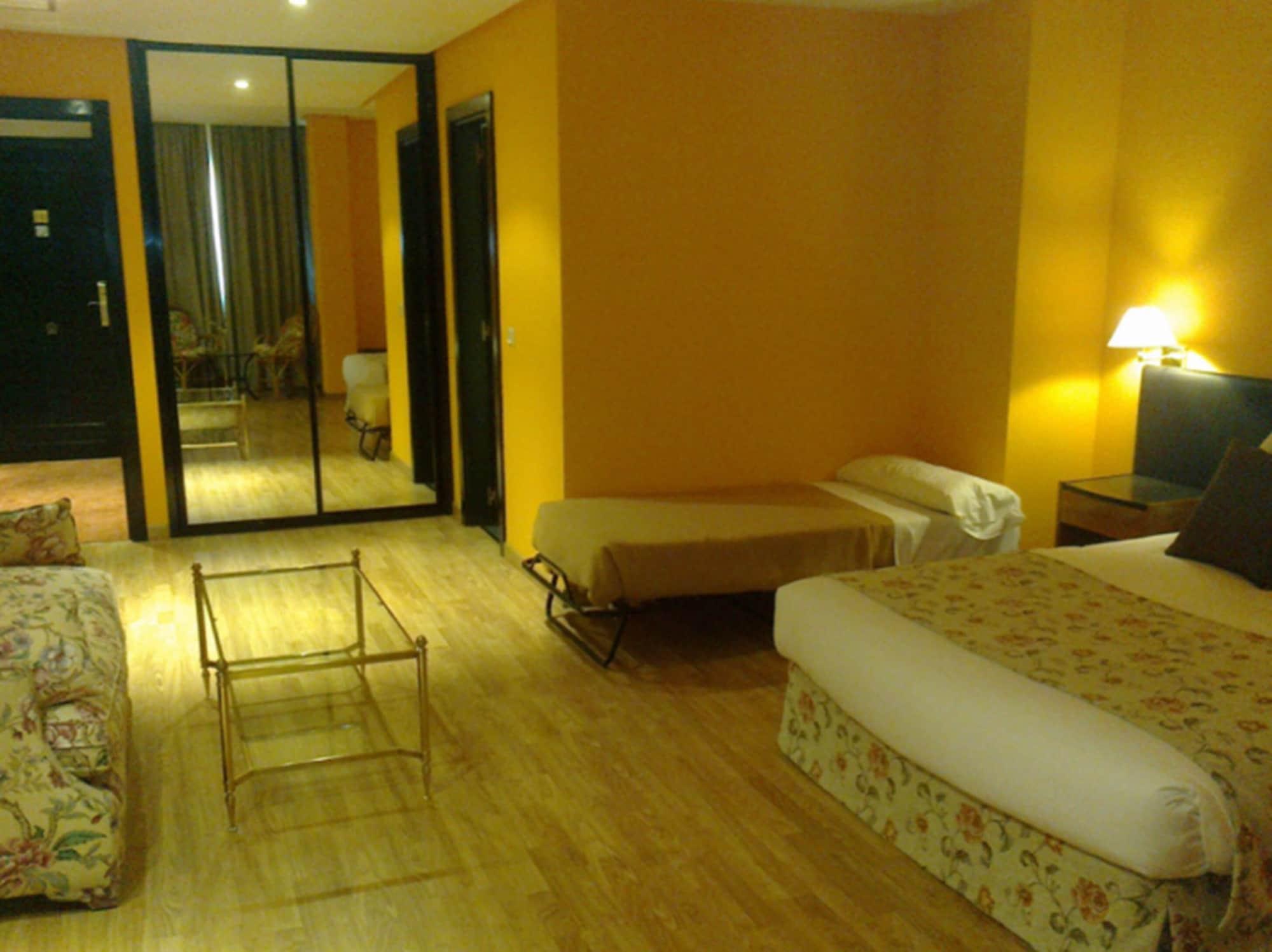 Aeropuerto Madrid Torre Hogar Premium Hotel ตอร์เรคอน เด อาร์ดอซ ภายนอก รูปภาพ