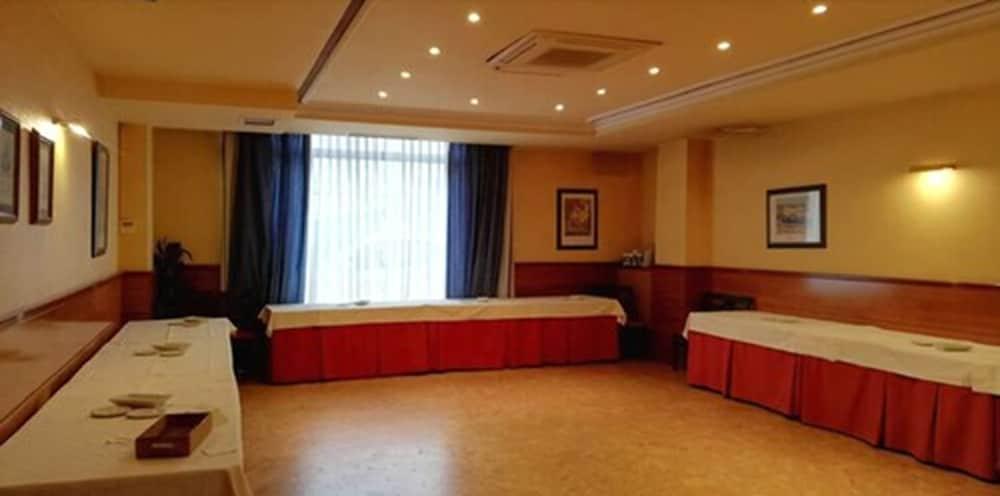 Aeropuerto Madrid Torre Hogar Premium Hotel ตอร์เรคอน เด อาร์ดอซ ภายนอก รูปภาพ