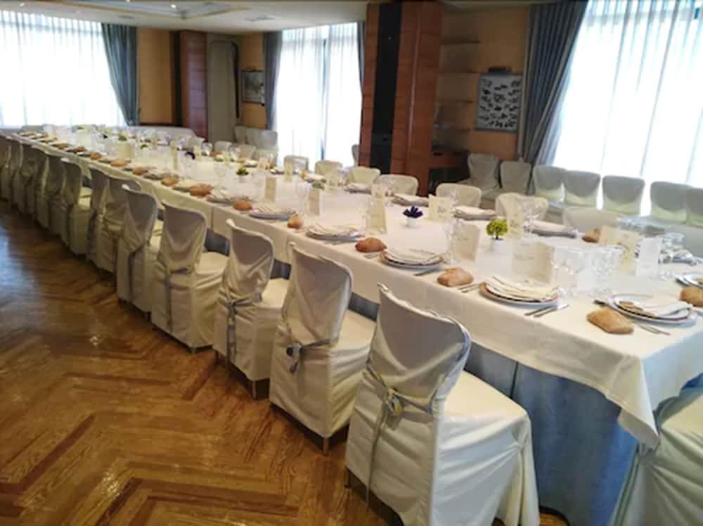 Aeropuerto Madrid Torre Hogar Premium Hotel ตอร์เรคอน เด อาร์ดอซ ภายนอก รูปภาพ