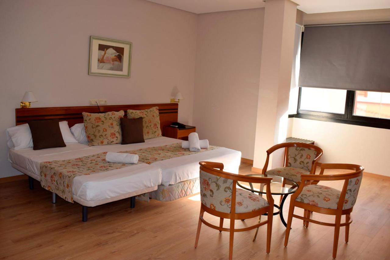 Aeropuerto Madrid Torre Hogar Premium Hotel ตอร์เรคอน เด อาร์ดอซ ภายนอก รูปภาพ