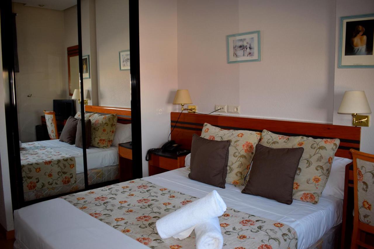 Aeropuerto Madrid Torre Hogar Premium Hotel ตอร์เรคอน เด อาร์ดอซ ภายนอก รูปภาพ