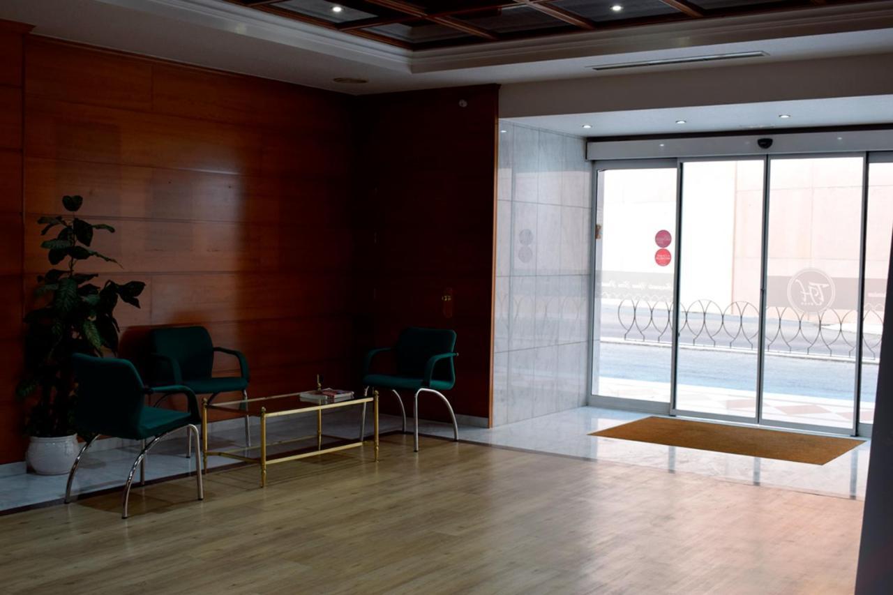 Aeropuerto Madrid Torre Hogar Premium Hotel ตอร์เรคอน เด อาร์ดอซ ภายนอก รูปภาพ