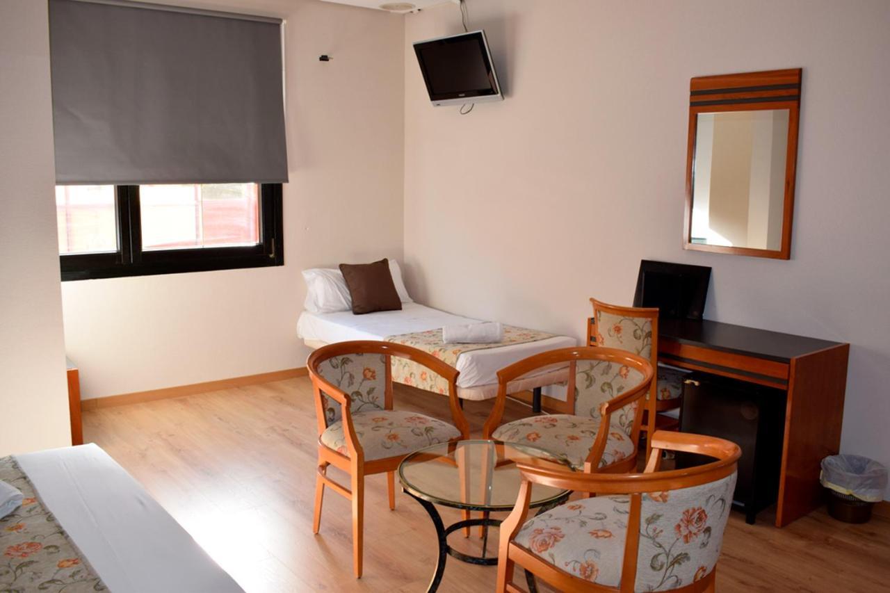 Aeropuerto Madrid Torre Hogar Premium Hotel ตอร์เรคอน เด อาร์ดอซ ภายนอก รูปภาพ