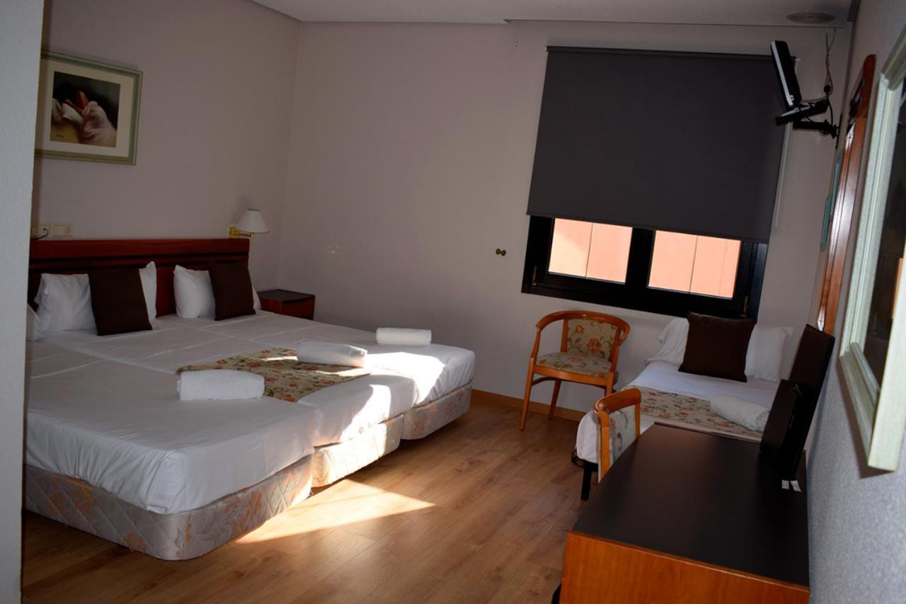 Aeropuerto Madrid Torre Hogar Premium Hotel ตอร์เรคอน เด อาร์ดอซ ภายนอก รูปภาพ