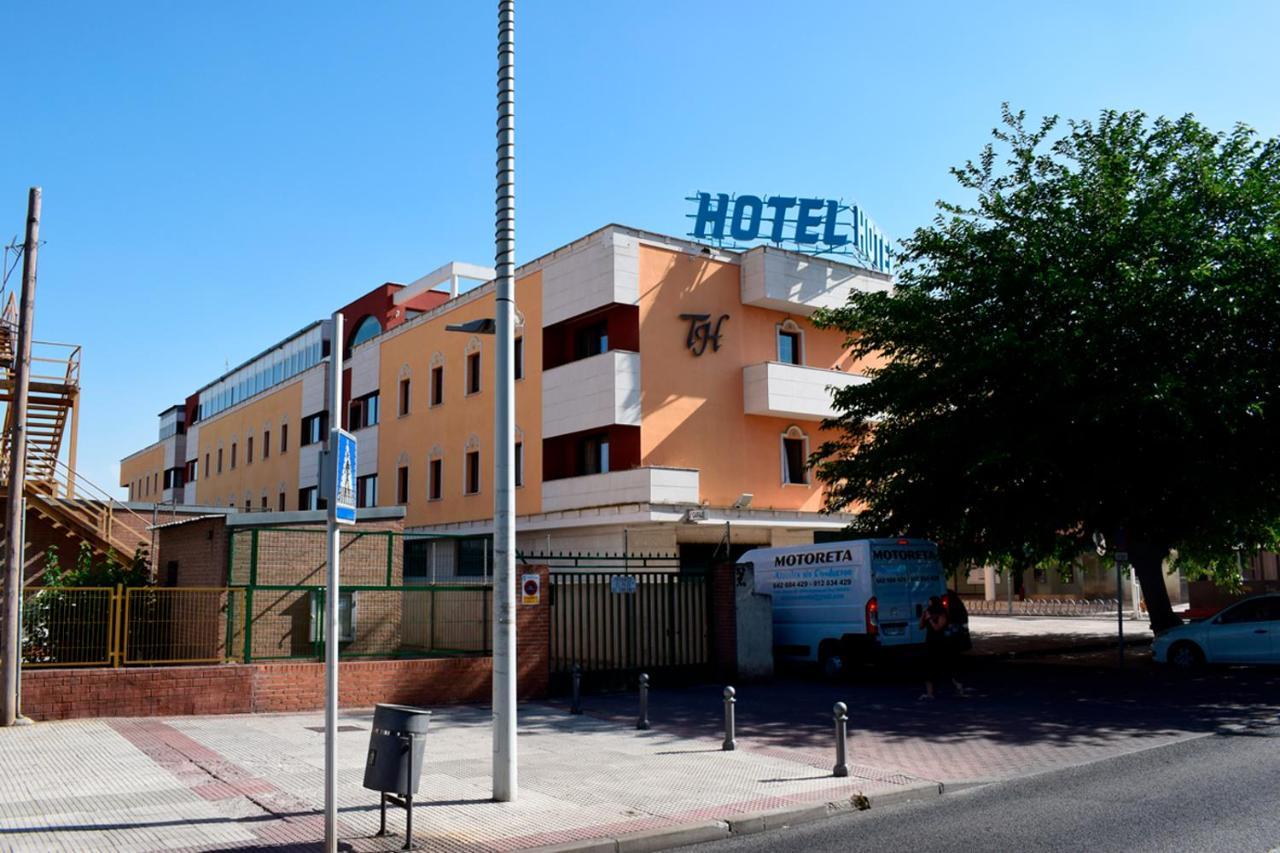 Aeropuerto Madrid Torre Hogar Premium Hotel ตอร์เรคอน เด อาร์ดอซ ภายนอก รูปภาพ