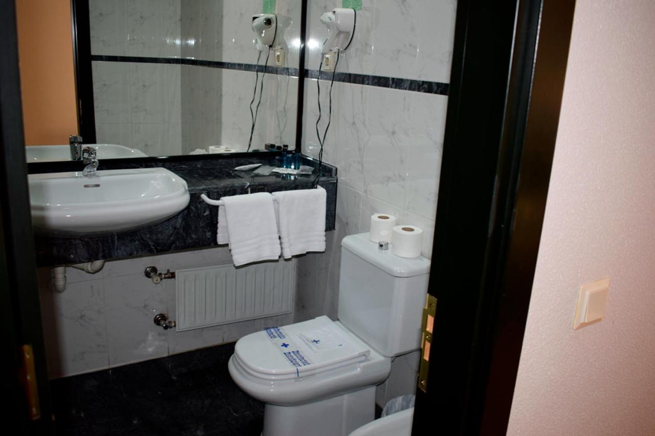 Aeropuerto Madrid Torre Hogar Premium Hotel ตอร์เรคอน เด อาร์ดอซ ภายนอก รูปภาพ