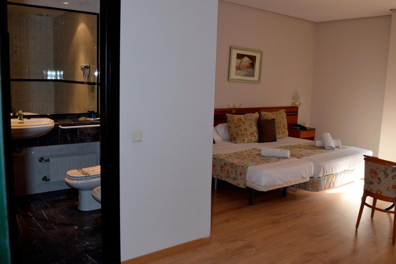 Aeropuerto Madrid Torre Hogar Premium Hotel ตอร์เรคอน เด อาร์ดอซ ภายนอก รูปภาพ