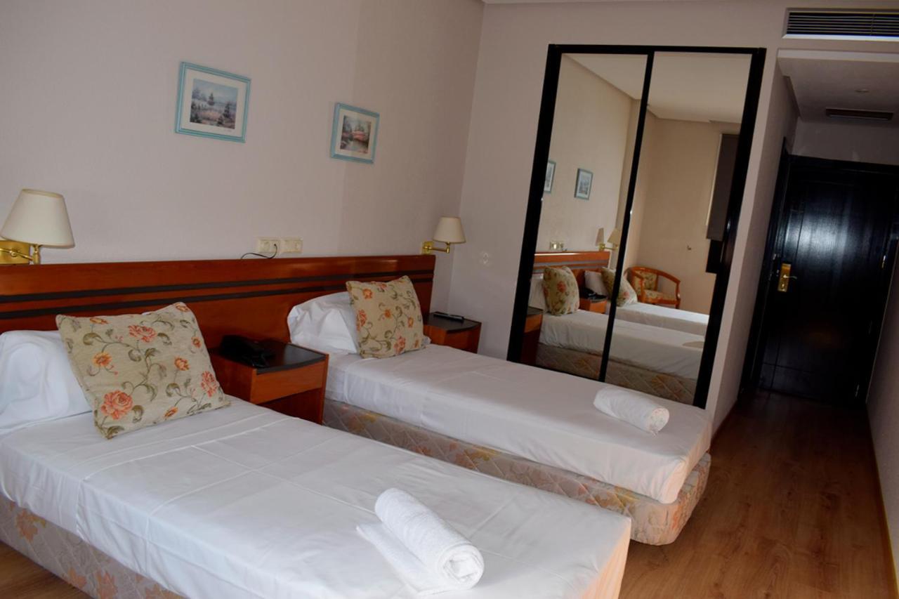 Aeropuerto Madrid Torre Hogar Premium Hotel ตอร์เรคอน เด อาร์ดอซ ภายนอก รูปภาพ