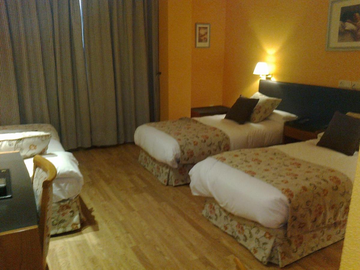 Aeropuerto Madrid Torre Hogar Premium Hotel ตอร์เรคอน เด อาร์ดอซ ภายนอก รูปภาพ