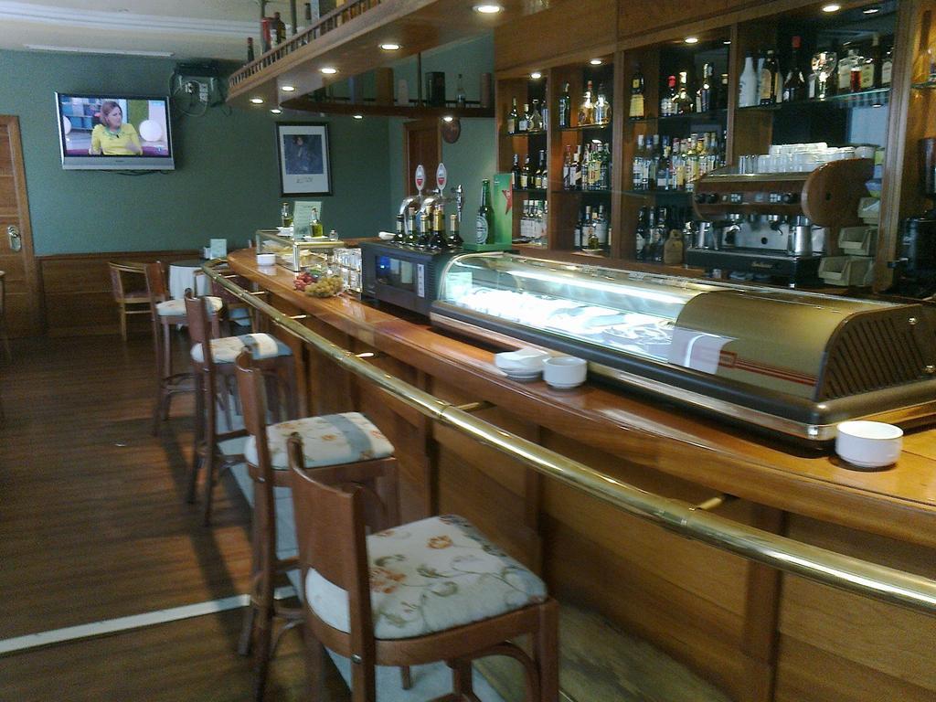 Aeropuerto Madrid Torre Hogar Premium Hotel ตอร์เรคอน เด อาร์ดอซ ภายนอก รูปภาพ