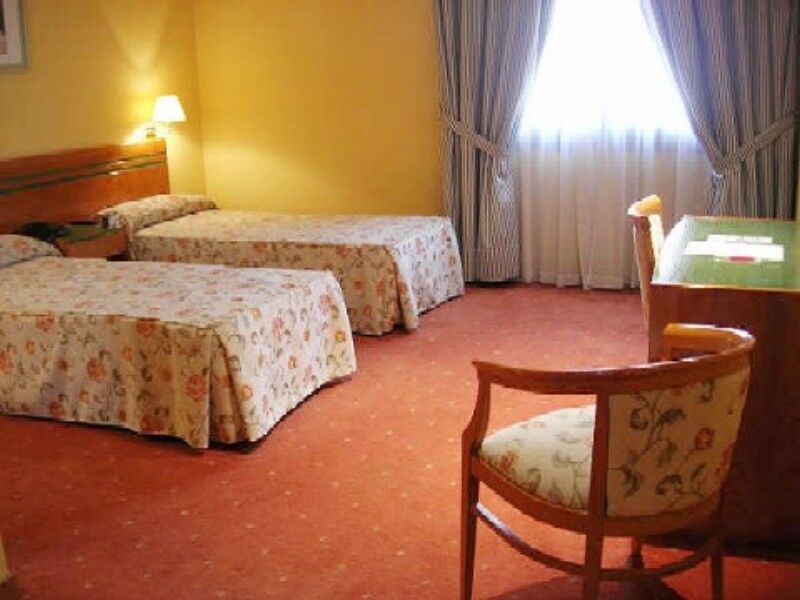 Aeropuerto Madrid Torre Hogar Premium Hotel ตอร์เรคอน เด อาร์ดอซ ภายนอก รูปภาพ
